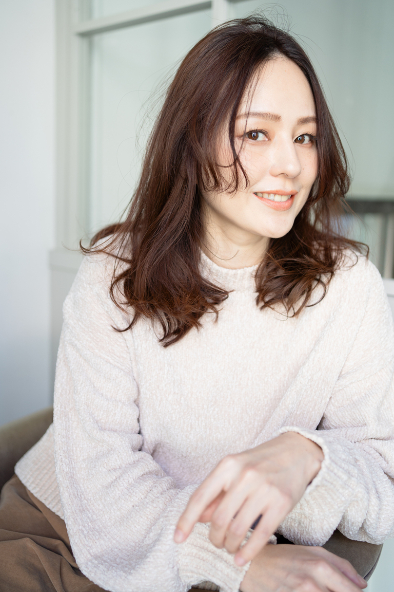 セミウェットな柔らかニュアンス美人ミディアムレイヤーカット