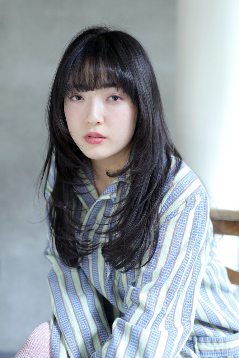 ロングの顔周りレイヤーヘア